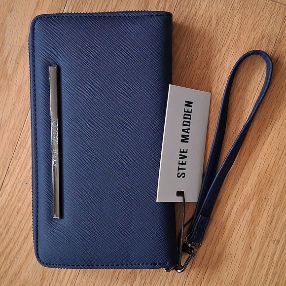 Steve Madden Handbags - Steve Madden Dark Blue Wristlet Wallet
